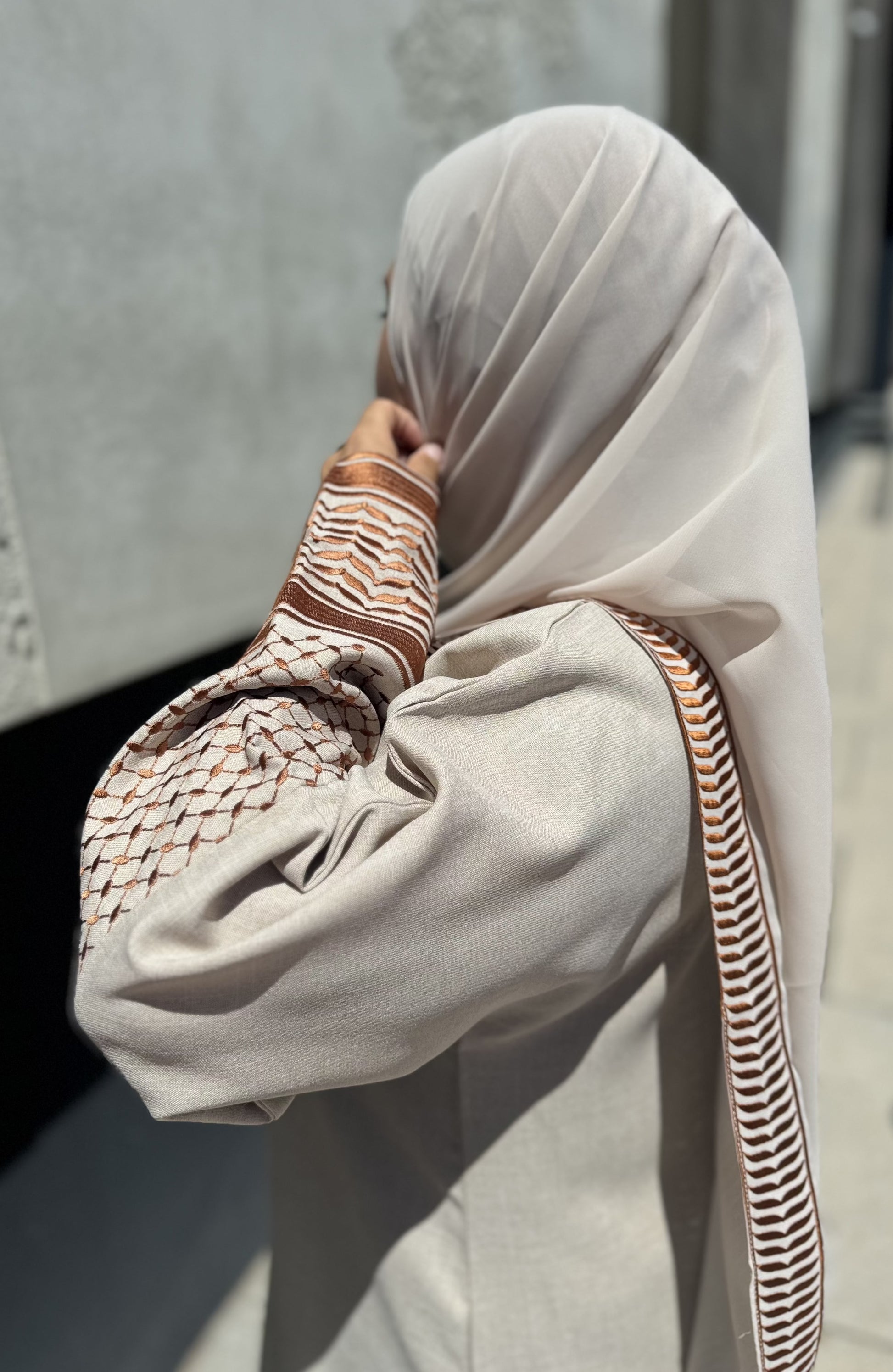 kuffiyeh abaya side pose