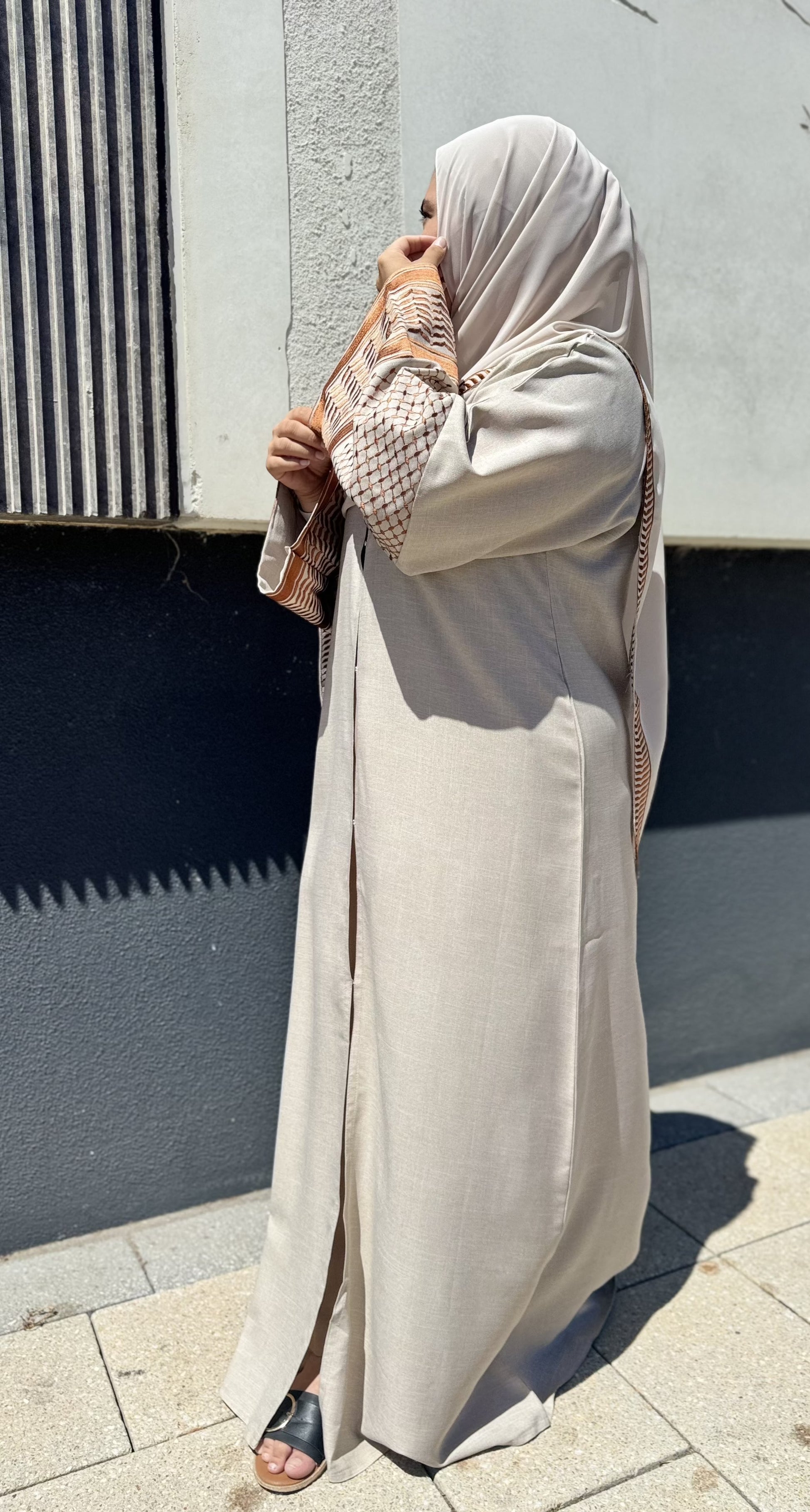 kuffiyeh abaya side pose